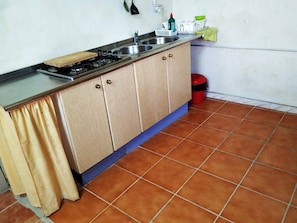 Een koelkast, een microgolfoven, een koffiezetapparaat/waterkoker