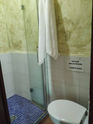 Een douche, handdoeken