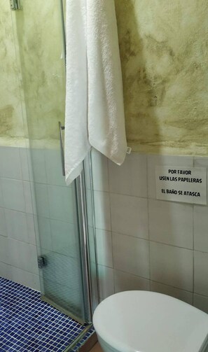 Een douche, handdoeken