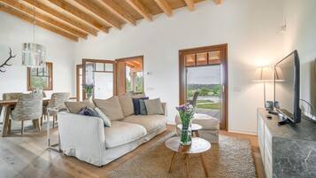 Een smart-tv, een open haard, boeken en een printer