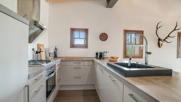 Een koelkast, een oven, een kookplaat, een vaatwasser