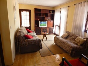 Casa, 2 quartos | Sala de estar | TV de tela plana, lareira