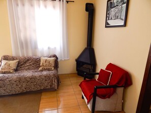 Casa, 2 quartos | Sala de estar | TV de tela plana, lareira