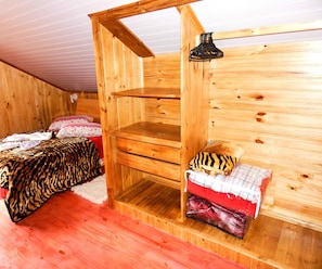 Cabaña tradicional, 1 habitación, vistas al patio | 1 dormitorio, minibar, wifi gratis y ropa de cama