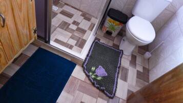 Economy Cabin, 1 Bedroom, Courtyard View | Bilik Mandi | Pancuran mandi, hulu semburan mandi hujan, tuala disediakan