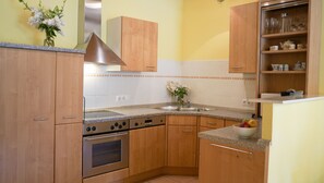 Kylskåp, mikrovågsugn, ugn och diskmaskin