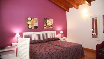 Twin kamer (Basarana) | Een bureau, gratis babybedden, extra bedden, gratis wifi