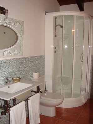 헤어드라이어, 타월, 비누, 샴푸