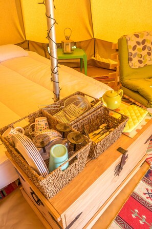 Hypo-allergenic bedding, individually decorated, individually furnished - Mena Farm: Touring, Camping, Glamping (Bodmin)