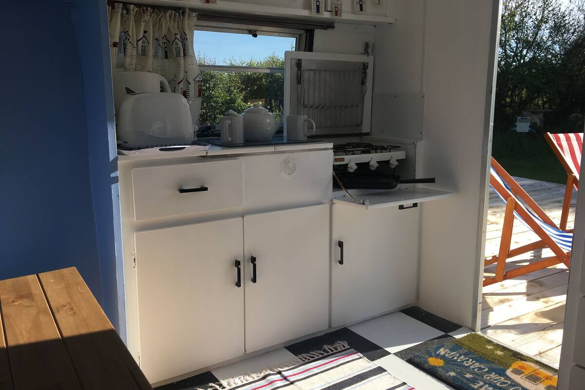 Vintage Static Caravan (Dolly) | Private kitchen | Stovetop, cookware/dishes/utensils