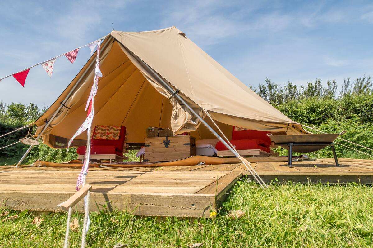 Superior Tent, Multiple Beds (Poppy) | Hypo-allergenic bedding, blackout curtains