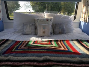 Mobil Karavan Tradisional, 1 Tempat Tidur Double (Dolly) | Seprai antialergi dan didekorasi berbeda-beda