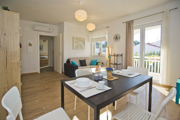 Apartment, Meerblick | Wohnbereich | LCD-Fernseher