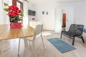 Appartement Romantique, 1 chambre, rez-de-chaussée | Coin séjour