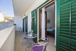Habitación básica con 2 camas individuales, balcón | Balcón