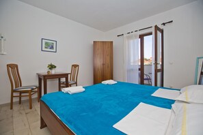 Habitación básica con 2 camas individuales, balcón | Edredones de plumas, colchones viscoelásticos, caja fuerte