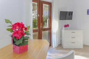 Romantisches Apartment, 1 Schlafzimmer, Erdgeschoss | Wohnbereich | LCD-Fernseher