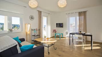 Apartamento, vista para o mar | Área de estar | TV LCD