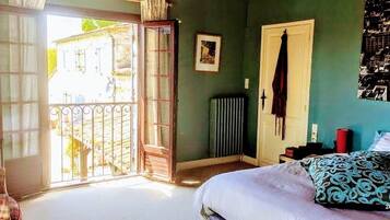 Deluxe Suite | Individually decorated, individually furnished, blackout curtains