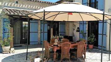 Outdoor pool, open 10:00 AM to 8:00 PM, pool umbrellas, sun loungers