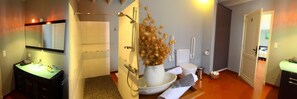 Kamar Double (L'embrassade) | Kamar mandi | Shower, perlengkapan mandi gratis, pengering rambut, dan handuk
