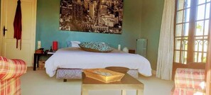 Suite Deluxe | Decoración personalizada, muebles diferentes y cortinas blackout 