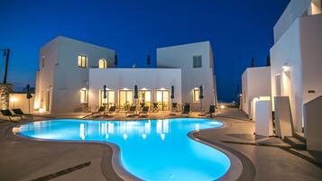 Kolam renang terbuka, dibuka dari pukul 9:00 hingga 20:00, payung kolam