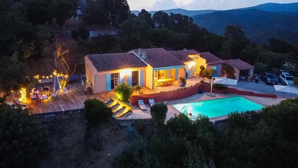 Uma villa com piscina, área de estar externa e terraço.