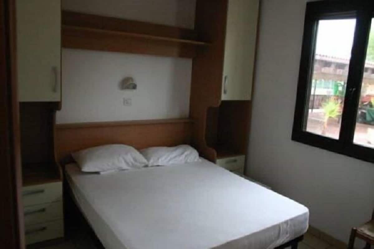 Cribs (surcharge), rollaway beds (surcharge), bed sheets
