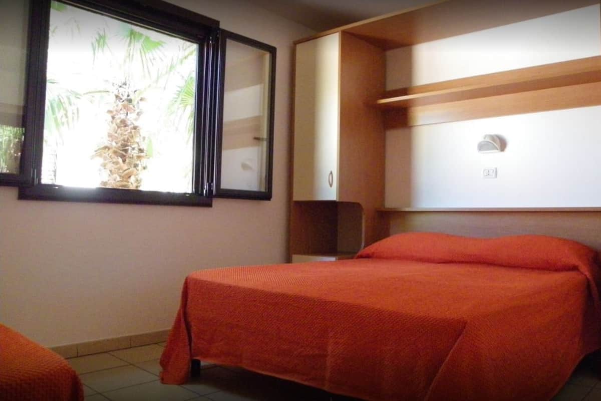 Cribs (surcharge), rollaway beds (surcharge), bed sheets