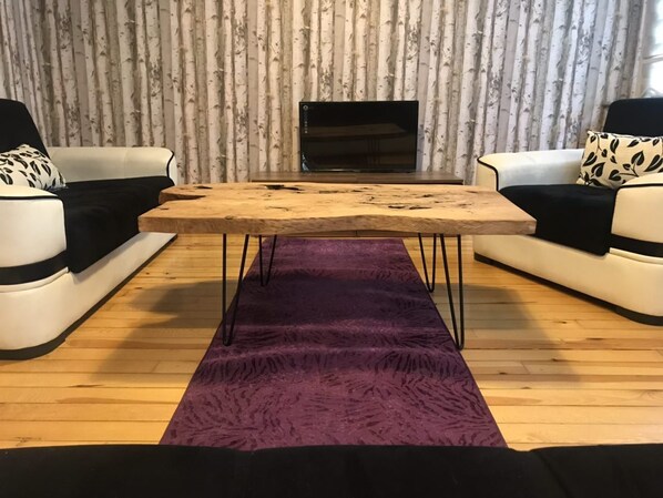 Basic-Apartment | Wohnbereich | LED-Fernseher