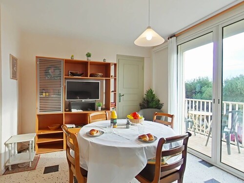 T3 flat with balcony 50m from the beach.