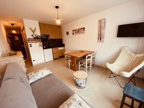TV - Cozy Renovated Studio with Balcony, Garage, and Mountain Views in La Clusaz (La Clusaz)