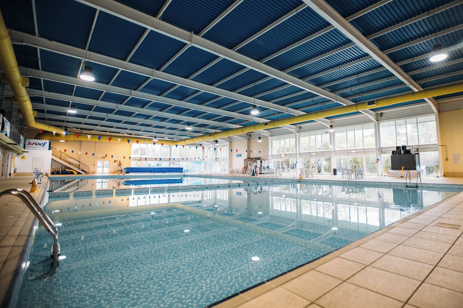 Innendørsbasseng og sesongbasert utendørsbasseng