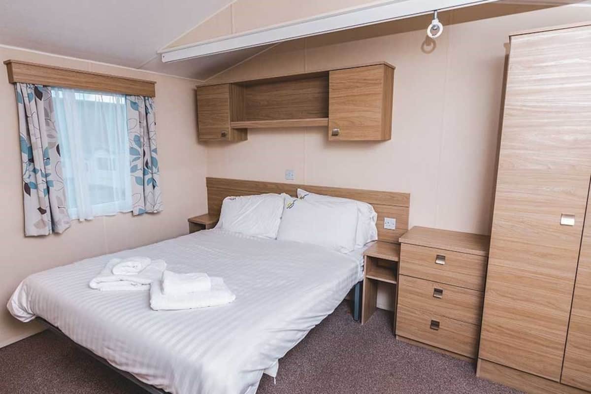 Superior Caravan 2 Accessible | 3 bedrooms, hypo-allergenic bedding, iron/ironing board, bed sheets