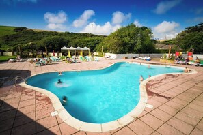 Innenpool, Außenpool (je nach Saison geöffnet)