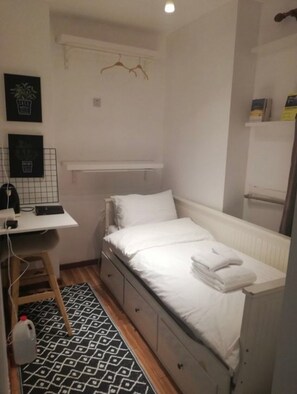 Escritorio, cortinas blackout y wifi gratis 