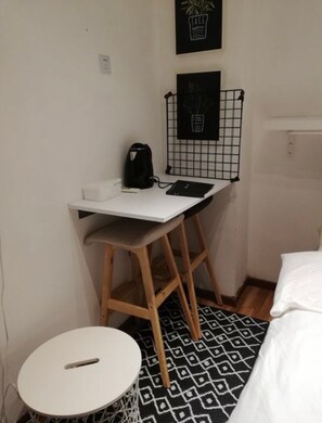 Escritorio, cortinas blackout y wifi gratis 