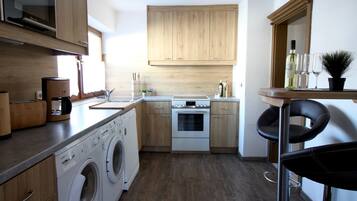 Apartment, 3Â Schlafzimmer, Terrasse | Eigene KĂŒche | GroĂer KĂŒhlschrank, Ofen, Herdplatte