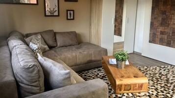 Apartment, 3Â Schlafzimmer, Terrasse | Wohnbereich | Flachbildfernseher