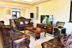 Villa | Wohnbereich | Flachbildfernseher