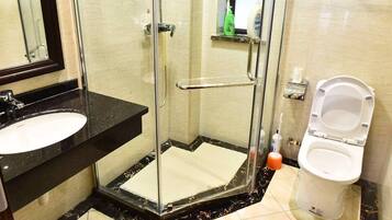 Villa | Badezimmer | Dusche, kostenlose Toilettenartikel, Haartrockner