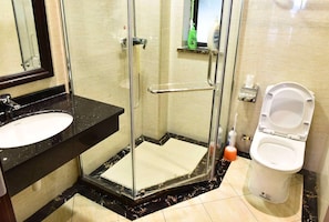 Villa | Badezimmer | Dusche, kostenlose Toilettenartikel, Haartrockner