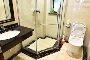 Vila | Kamar mandi | Shower, perlengkapan mandi gratis,  dan pengering rambut