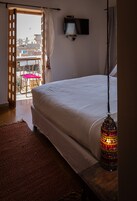 Cortinas blackout, tabla de planchar con plancha y wifi gratis 