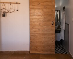 Zuhanyzó, esőzuhany, hajszárító és papucsok