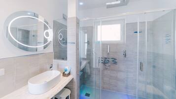 Superior Room, Sea View | Bathroom | Shower, rainfall showerhead, free toiletries, hair dryer