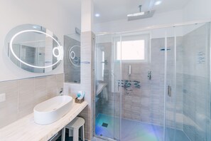 Superior-Zimmer, Meerblick | Badezimmer | Dusche, Regendusche, kostenlose Toilettenartikel, Haartrockner