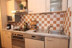 Refrigerador con freezer, horno, placa de cocina, lavavajillas