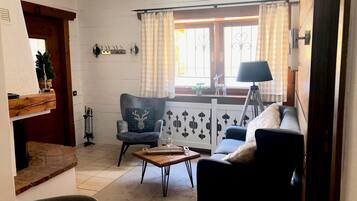 Apartment, 2 Schlafzimmer, Erdgeschoss | Wohnbereich | Flachbildfernseher